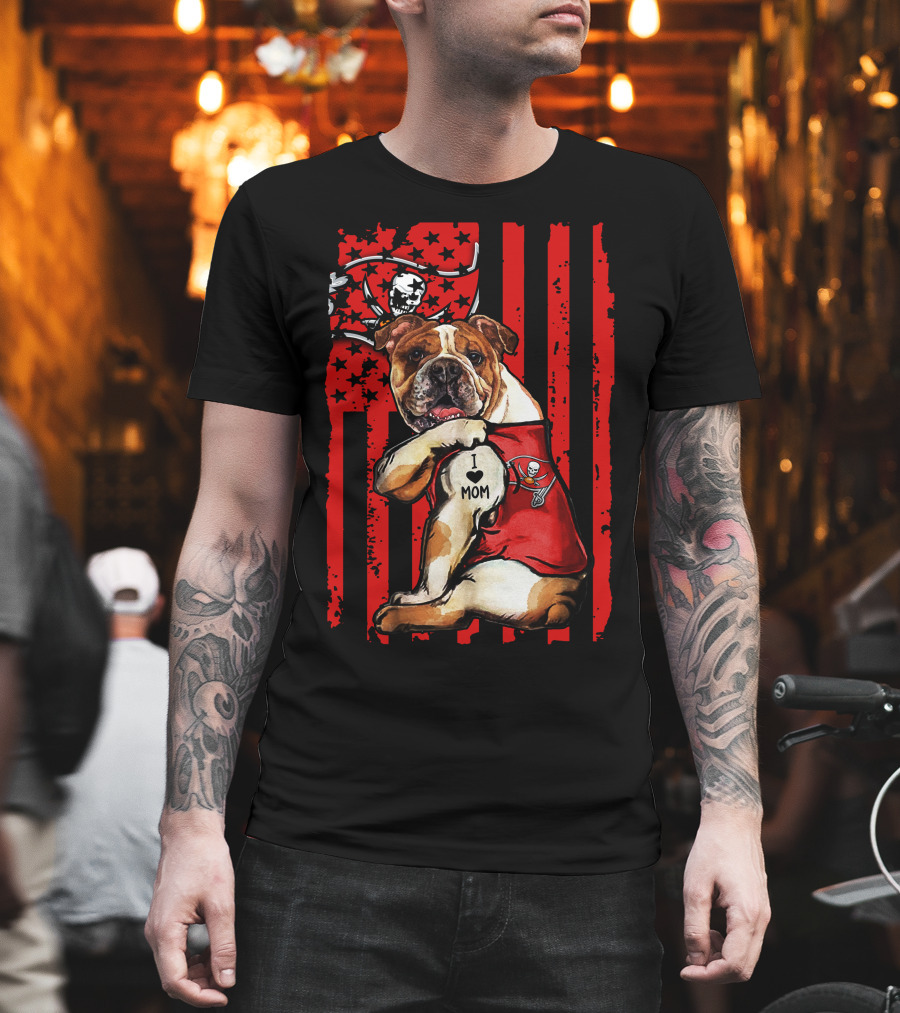 Bulldog I Love Mom Tampa Bay Buccaneers Flag Background T-Shirt