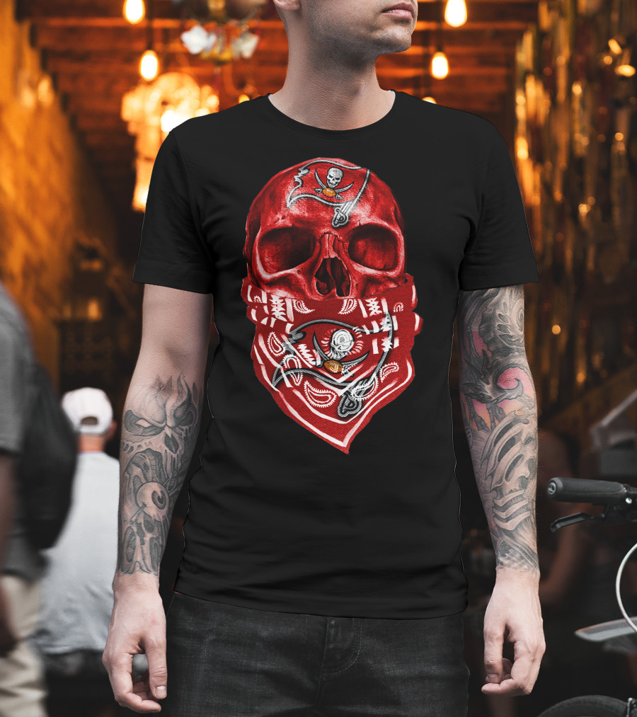 Skull V5 Tampa Bay Buccaneers Bandana Pirate Flag T-Shirt