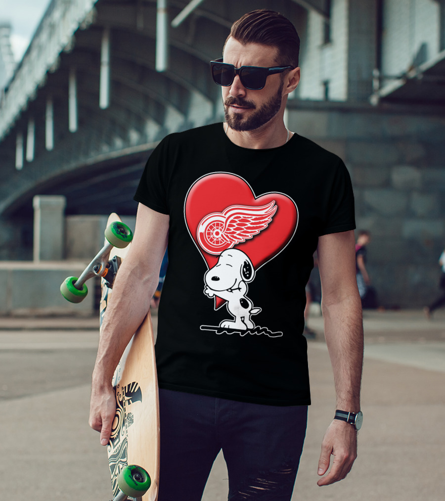 Snoopy Hugging Heart Detroit Red Wings T-Shirt