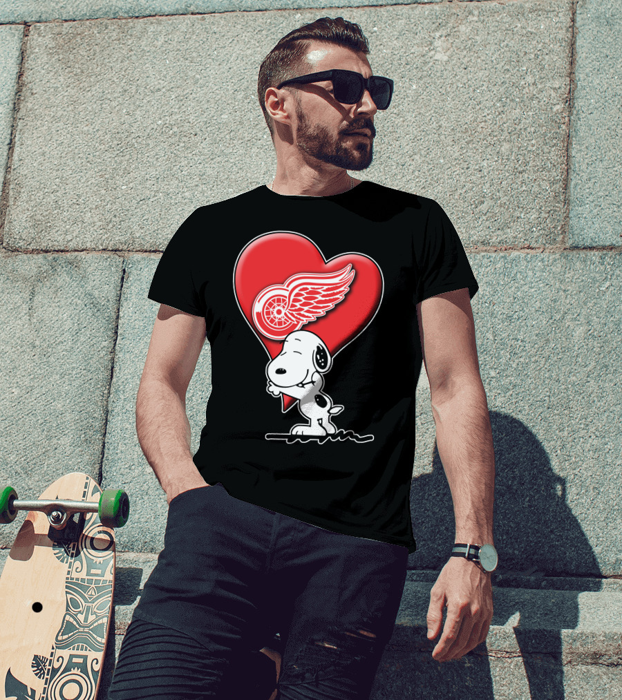 Snoopy Hugging Heart Detroit Red Wings T-Shirt