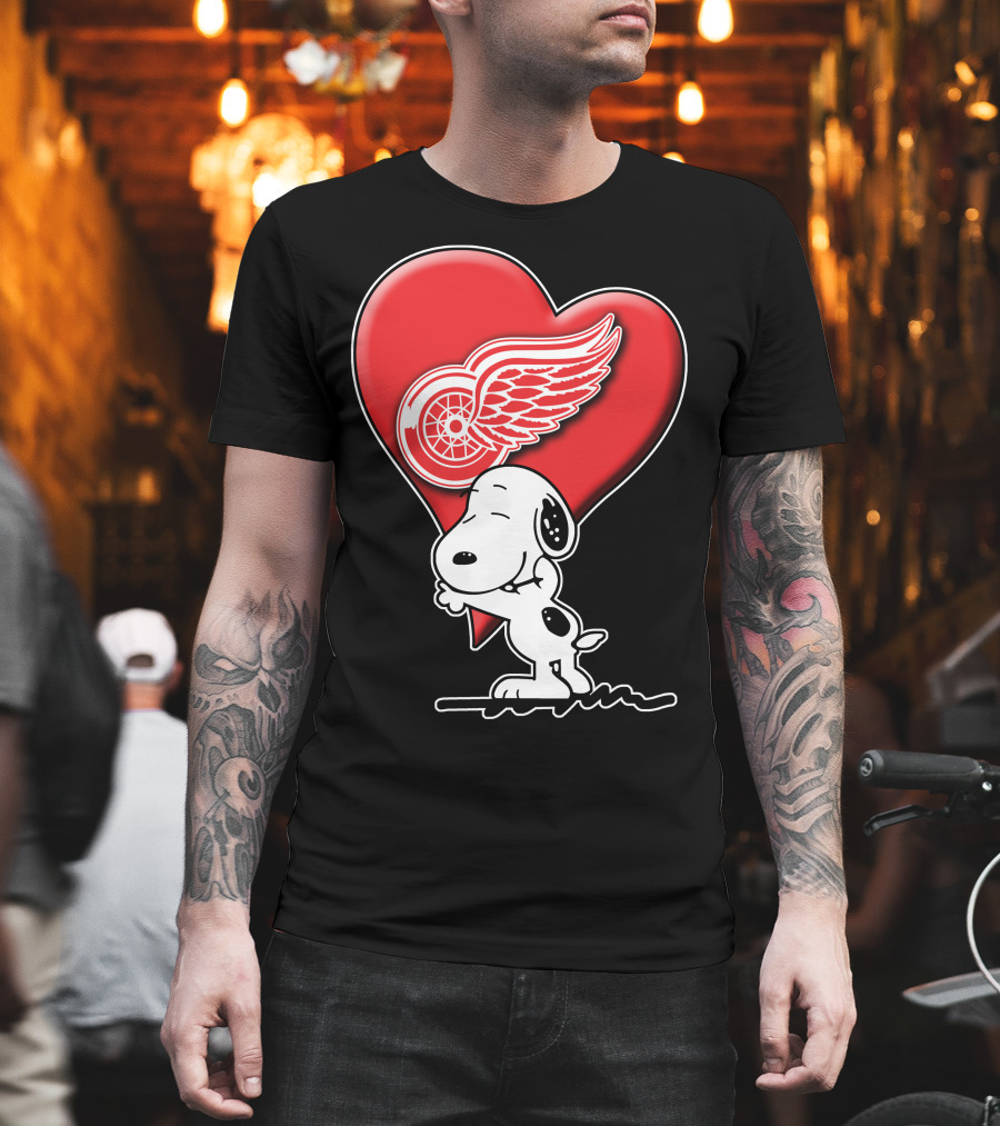 Snoopy Hugging Heart Detroit Red Wings T-Shirt