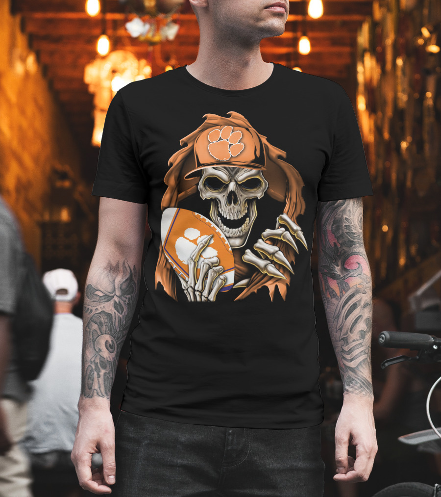 Skullbong Clemson Tigers Skeleton In Hat Holding Football T-Shirt