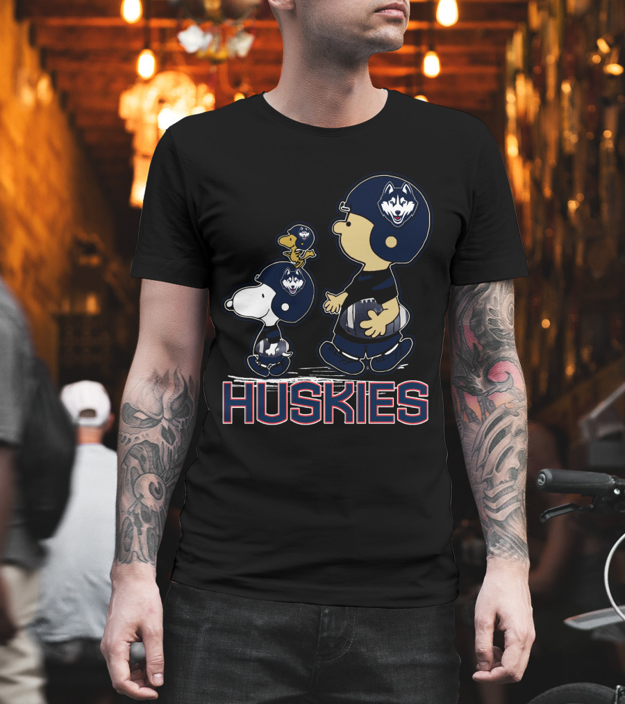 Snpfootball Connecticut Huskies Peanuts Characters In Football Helmets T-Shirt