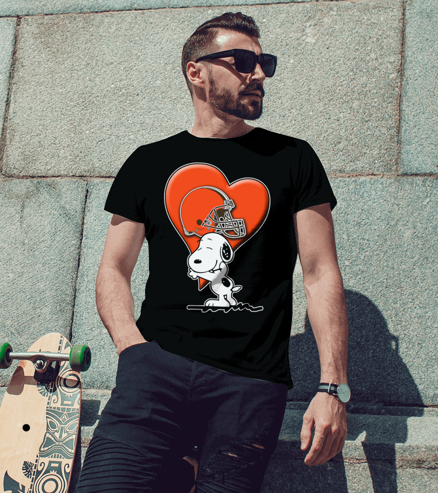 Snp CLEVELAND BROWNS Snoopy Hugging Heart Football Helmet T-Shirt