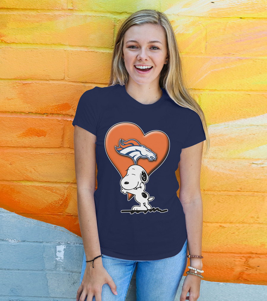 Snp V1 Denver Broncos Snoopy Hugging Heart T-Shirt
