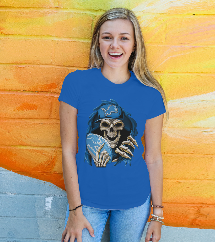 Skullbong Detroit Lions Skeleton Holding Football In Detroit Lions Cap T-Shirt