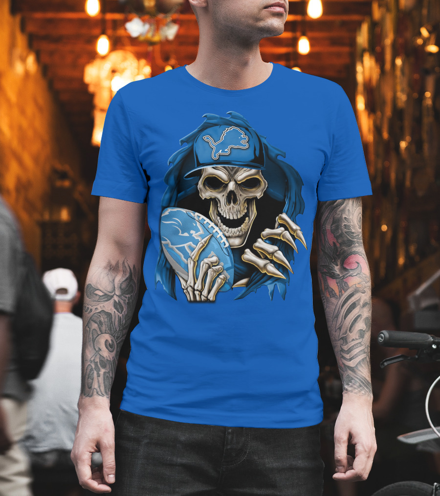 Skullbong Detroit Lions Skeleton Holding Football In Detroit Lions Cap T-Shirt