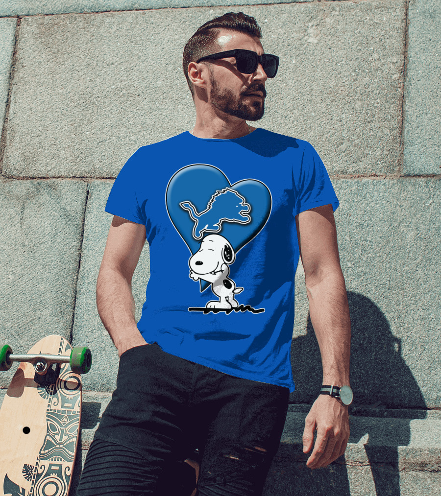 Snp DETROIT LIONS Blue Heart Snoopy Hugging Lion T-Shirt