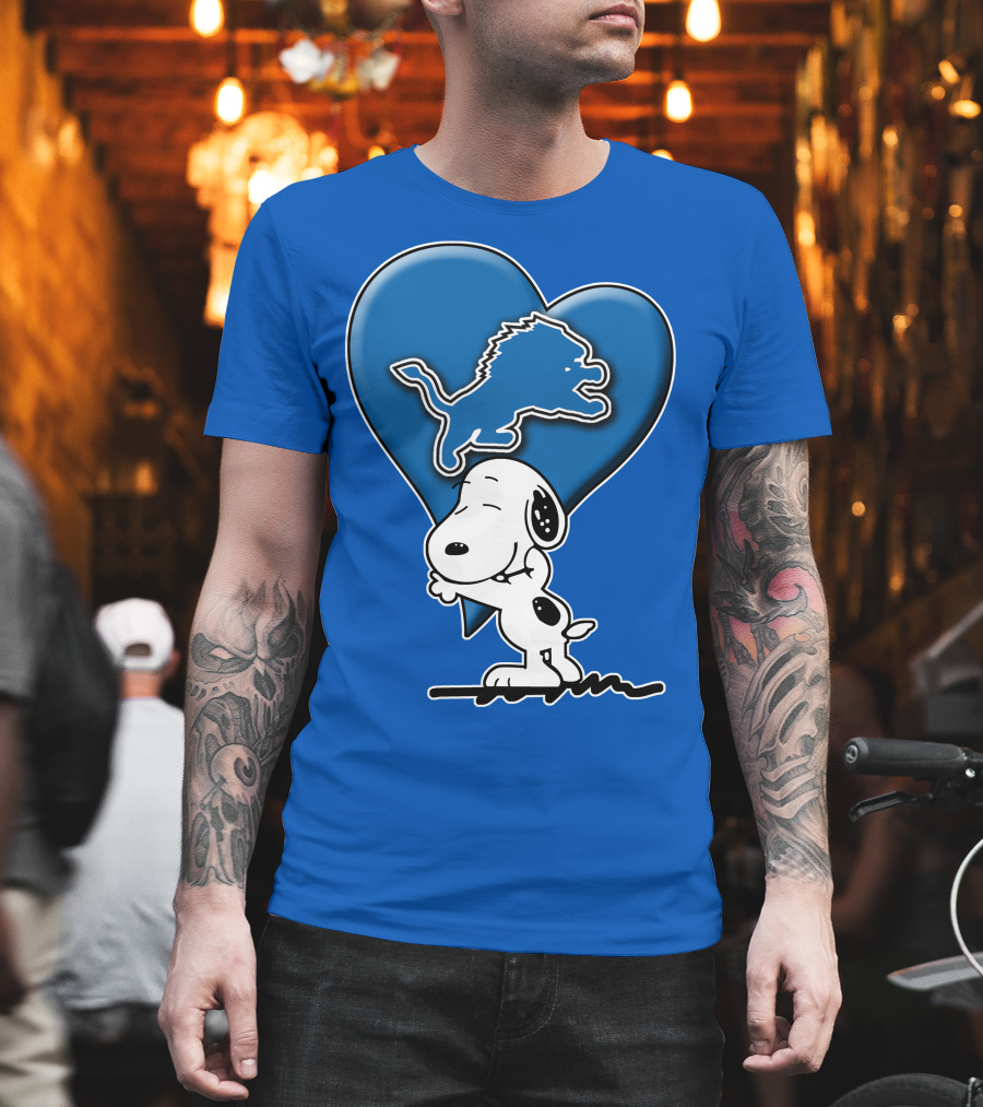 Snp DETROIT LIONS Blue Heart Snoopy Hugging Lion T-Shirt