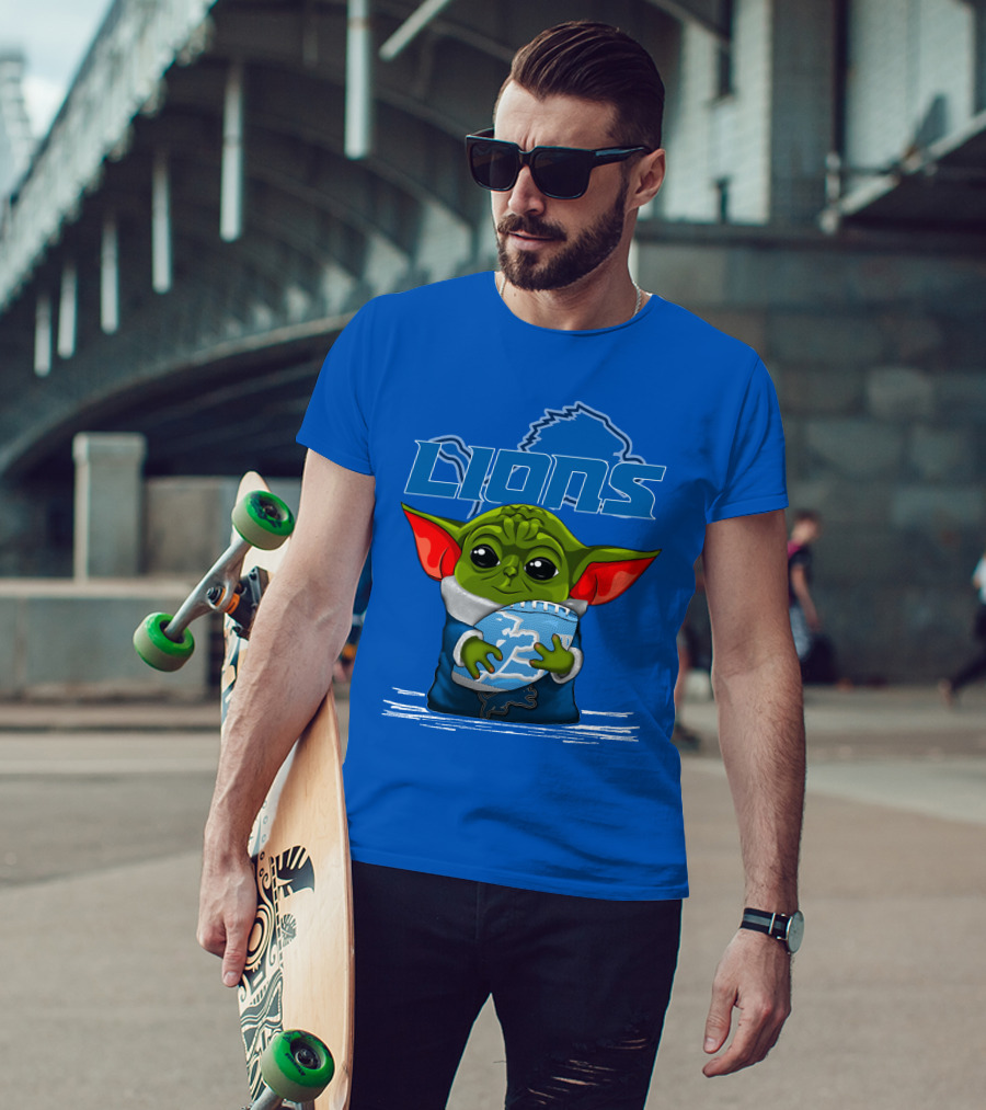 Yoda Holding Football DETROIT LIONS T-Shirt