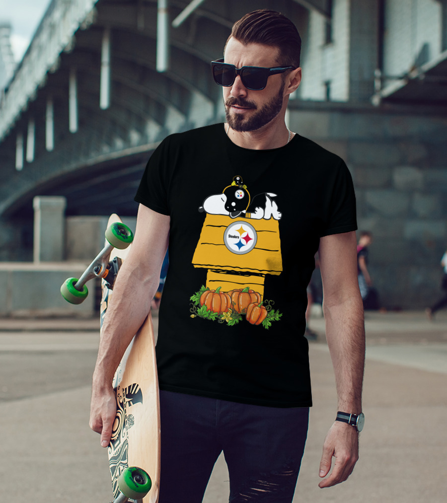 Pittsburgh Steelers Snoopy Doghouse With Pumpkins T-Shirt