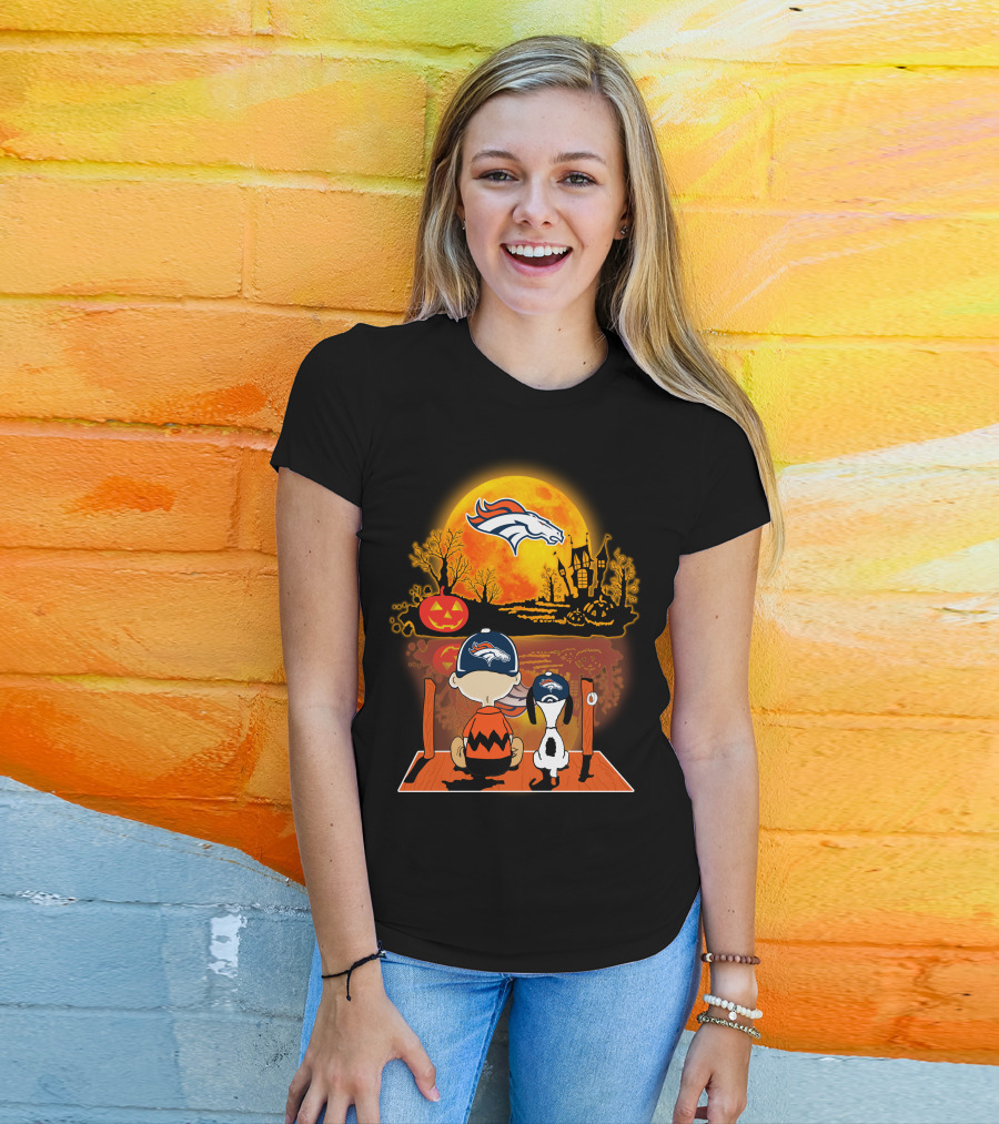 Denver Broncos Snoopy And Charlie Brown Halloween Pumpkin Moon Scene T-Shirt