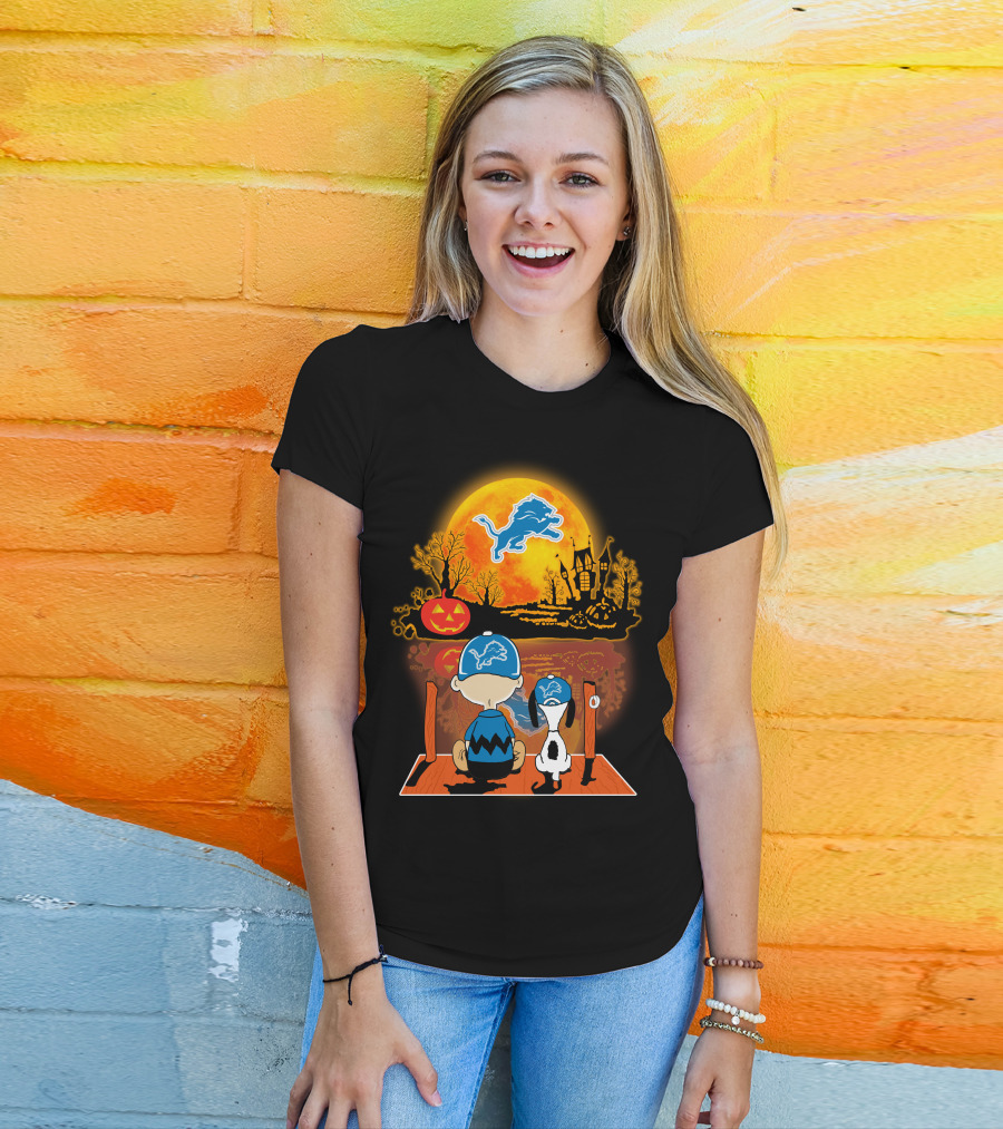 Detroit Lions Snoopy Charlie Brown Halloween Pumpkin Moon Scene T-Shirt