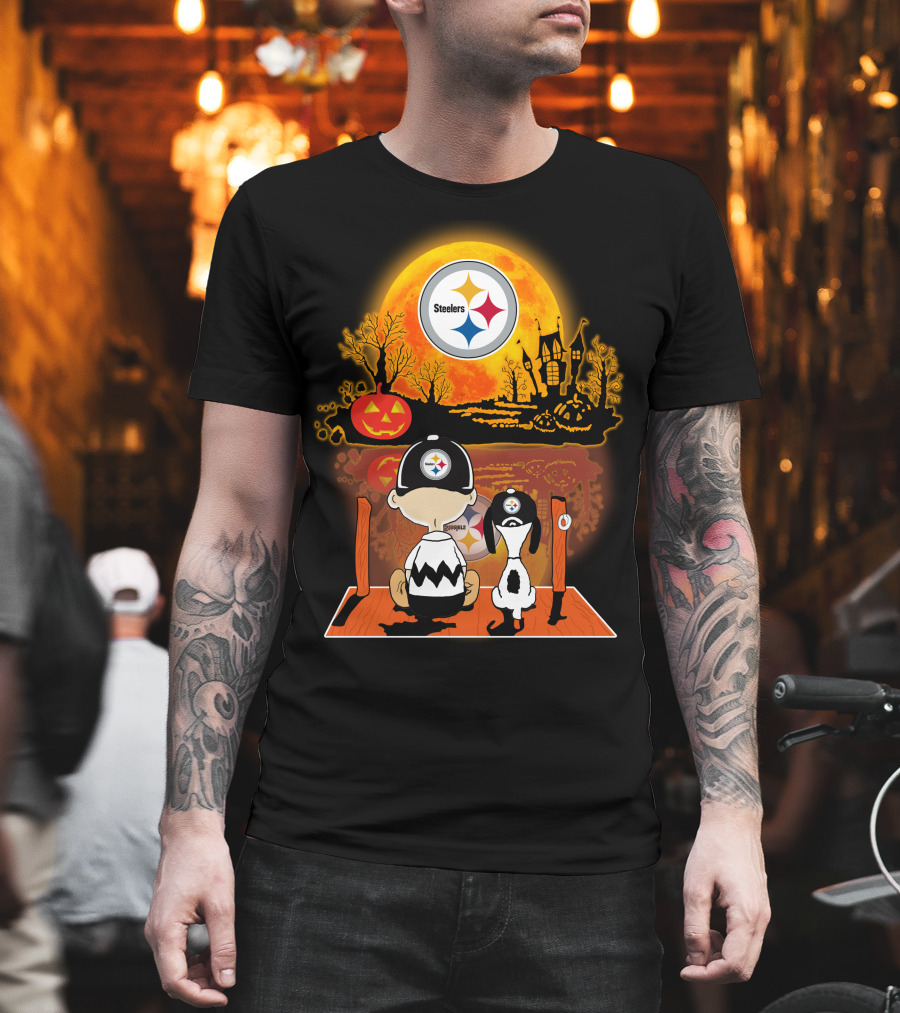 Pittsburgh Steelers Snoopy Charlie Brown Halloween Pumpkin Moon House T-Shirt