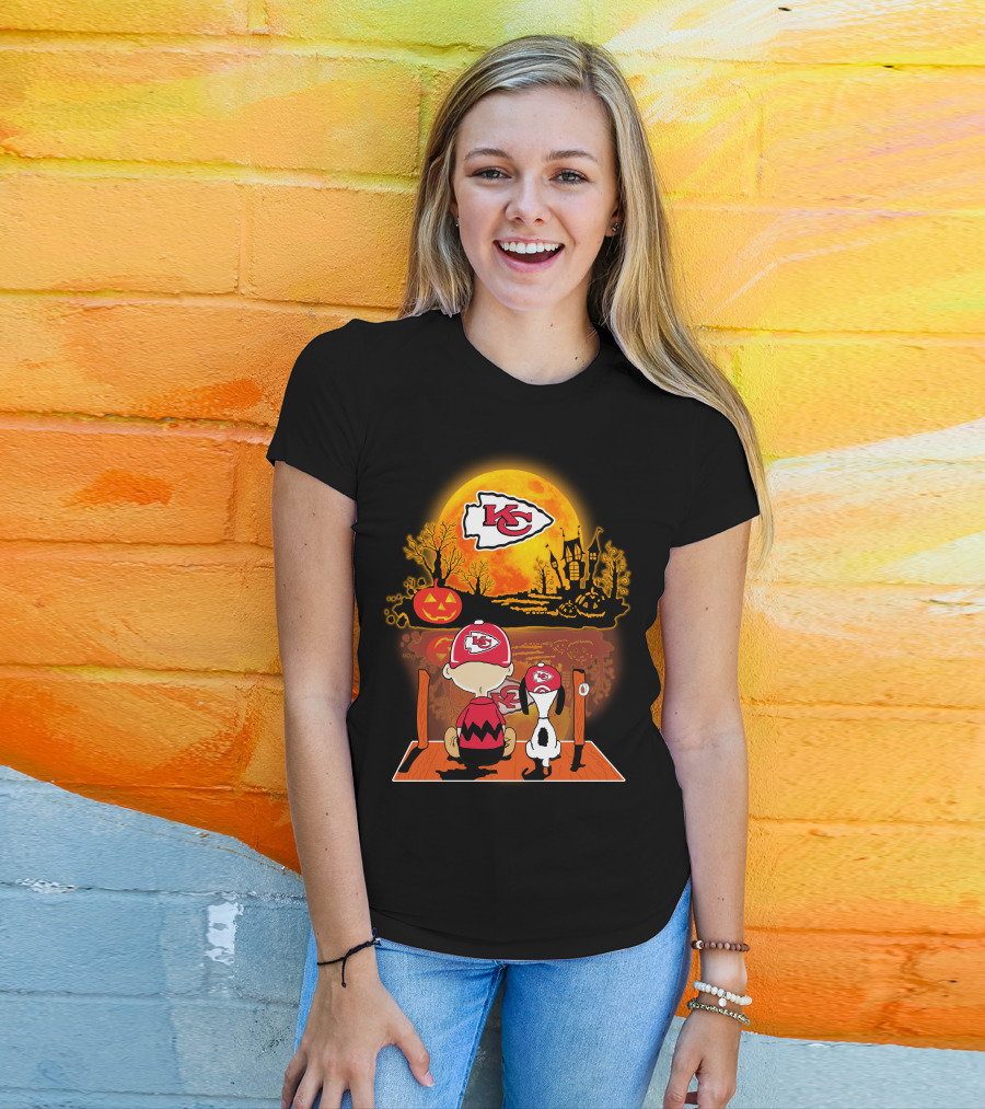 Kansas City Chiefs Snoopy And Charlie Brown Halloween Pumpkin Moon T-Shirt