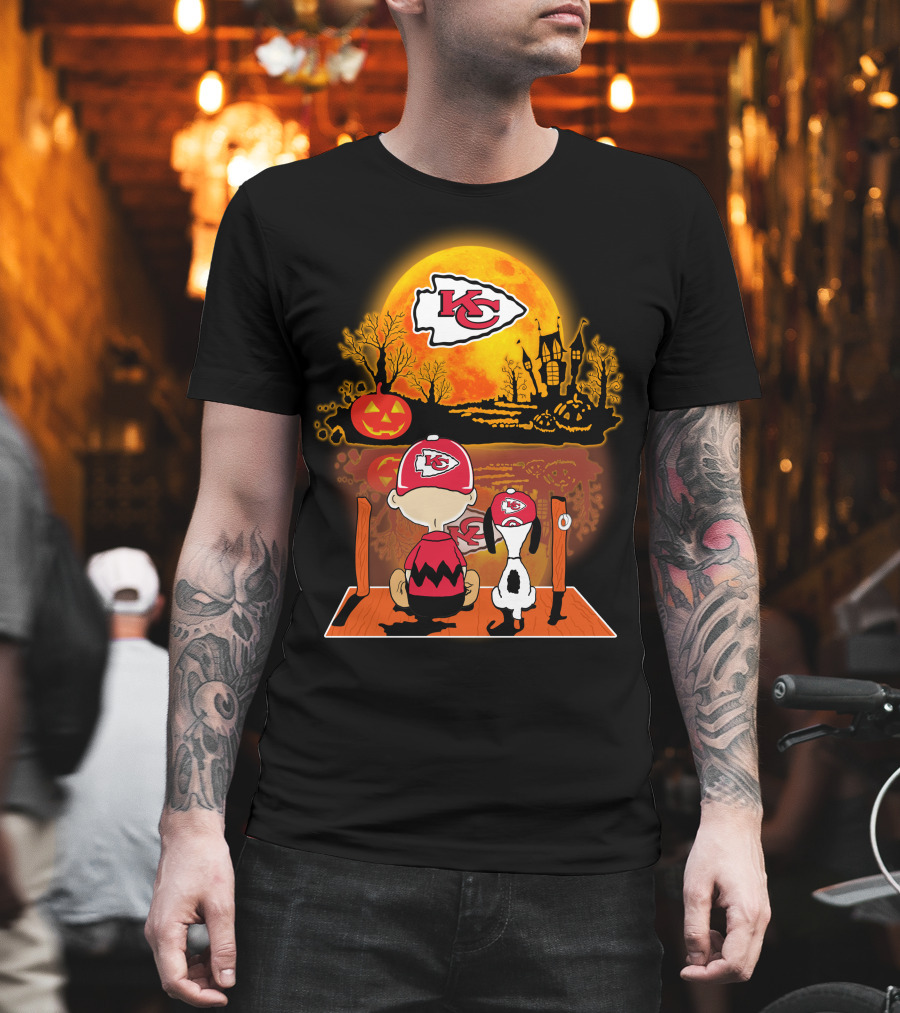 Kansas City Chiefs Snoopy And Charlie Brown Halloween Pumpkin Moon T-Shirt
