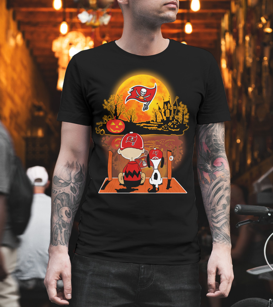 Tampa Bay Buccaneers Snoopy and Charlie Brown Halloween Pumpkin Full Moon Scene T-Shirt
