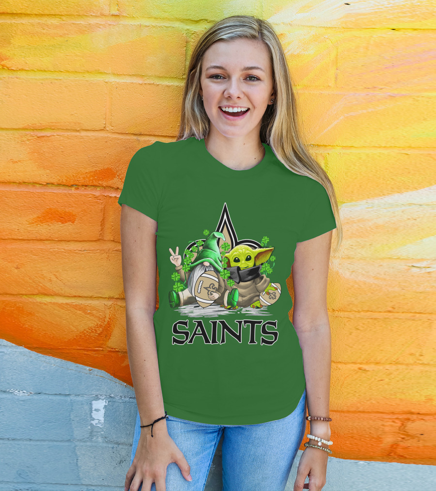 New Orleans Saints Football St. Patrick’s Day Gnome And Baby Alien With Shamrocks T-Shirt