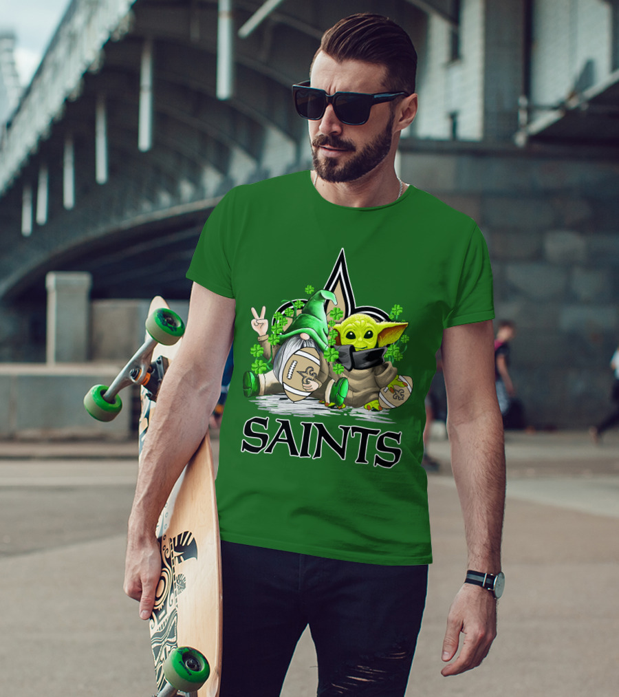 New Orleans Saints Football St. Patrick’s Day Gnome And Baby Alien With Shamrocks T-Shirt