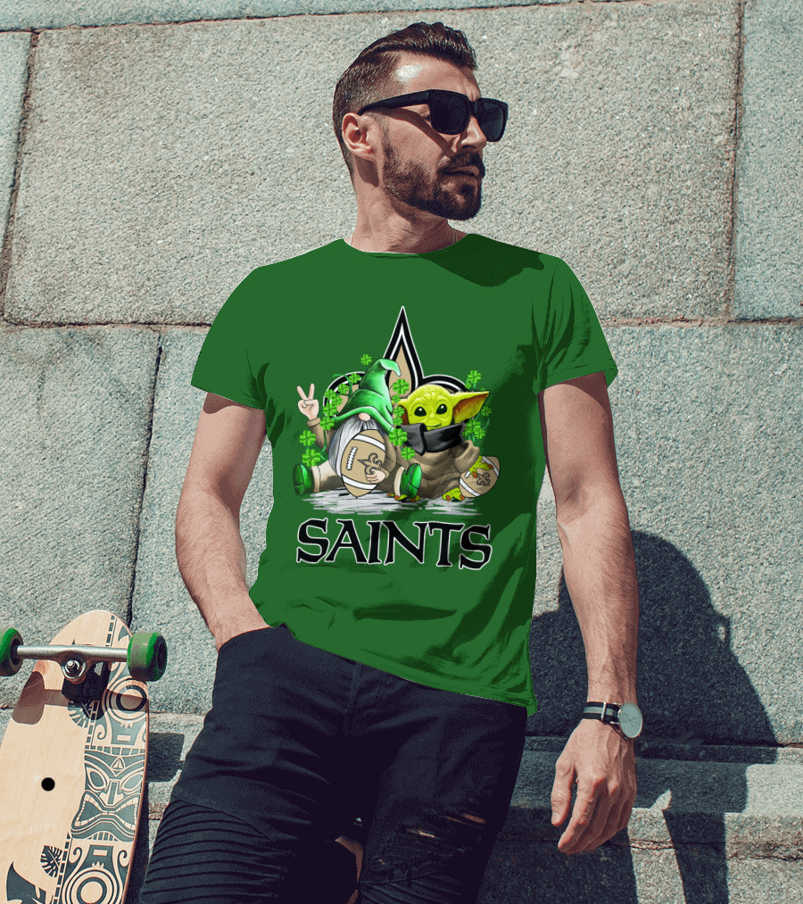 New Orleans Saints Football St. Patrick’s Day Gnome And Baby Alien With Shamrocks T-Shirt