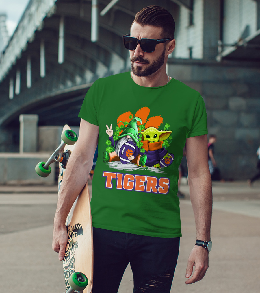 Clemson Tigers St. Patrick’s Day Football Gnome And Baby Yoda T-Shirt