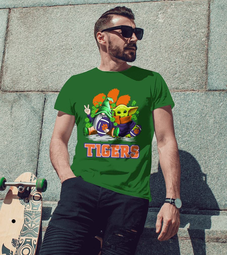 Clemson Tigers St. Patrick’s Day Football Gnome And Baby Yoda T-Shirt