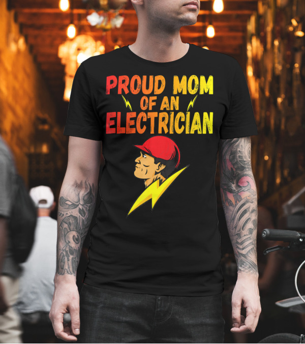 PROUD MOM OF AN ELECTRICIAN WITH LIGHTNING BOLT CAP T-Shirt PROUD MOM OF AN ELECTRICIAN WITH LIGHTNING BOLT CAP T-Shirt