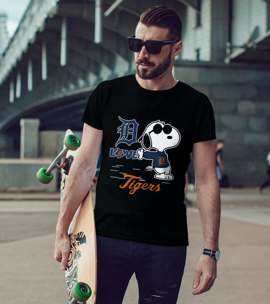 Snoopy Love Detroit Tigers T-Shirt