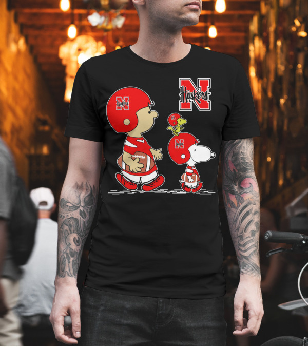 Nebraska Cornhuskers Peanuts Charlie Brown and Snoopy Football Helmets T-Shirt Nebraska Cornhuskers Peanuts Charlie Brown and Snoopy Football Helmets T-Shirt