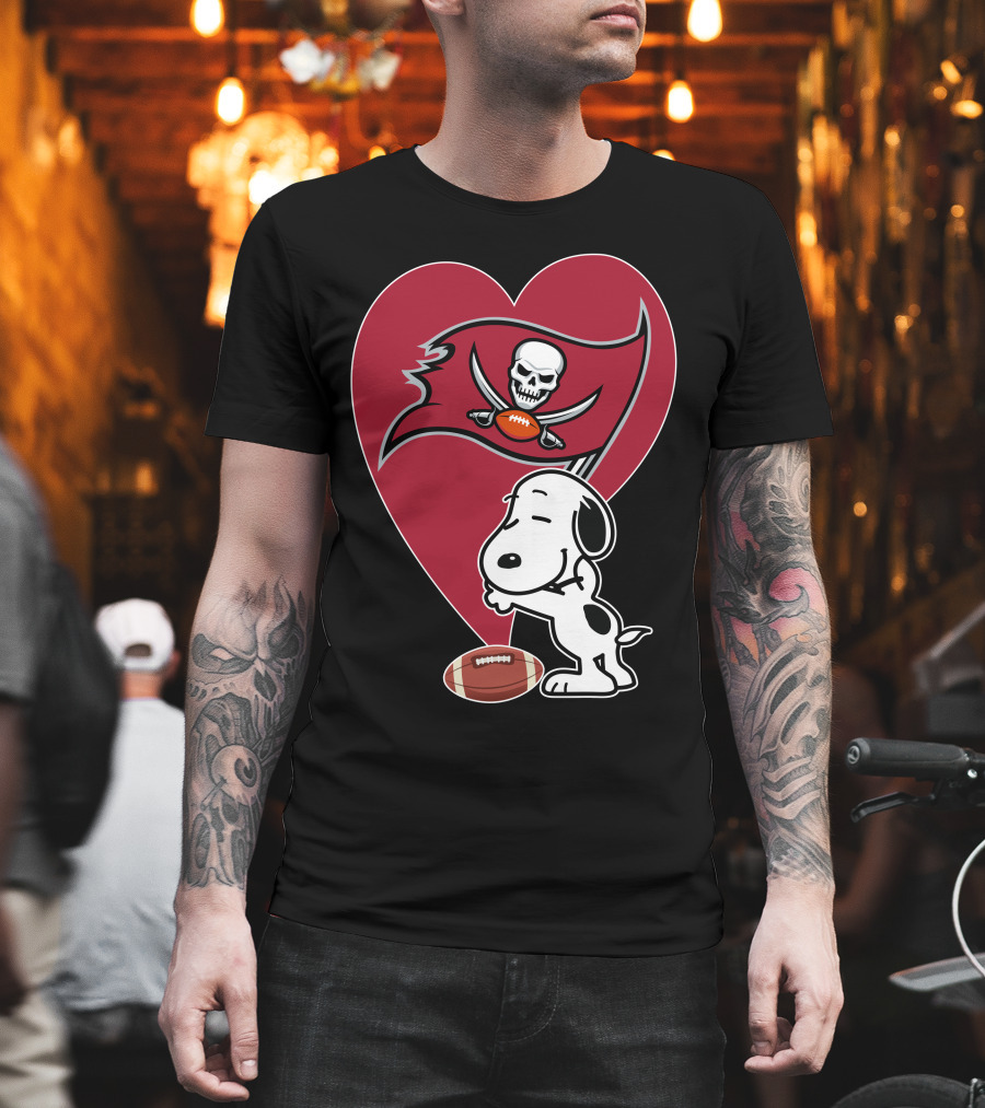 Tampa Bay Buccaneers Snoopy Heart Hug Football T-Shirt