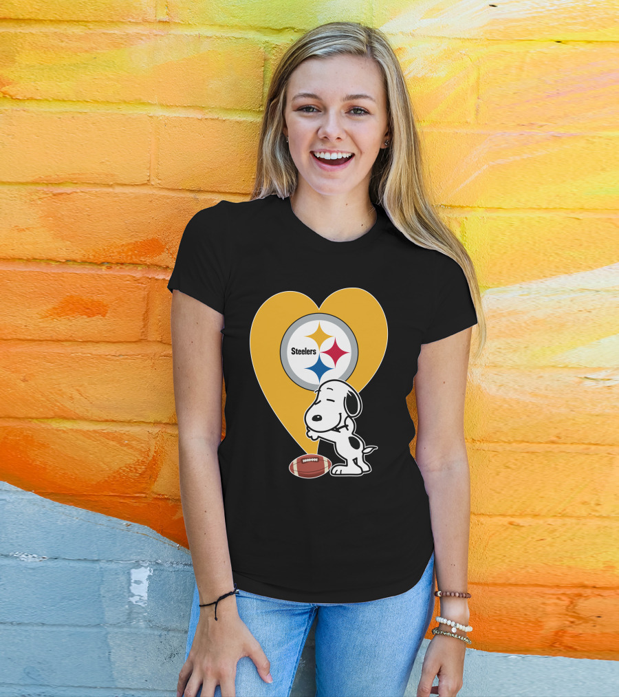 Pittsburgh Steelers Snoopy Hug Heart Football T-Shirt