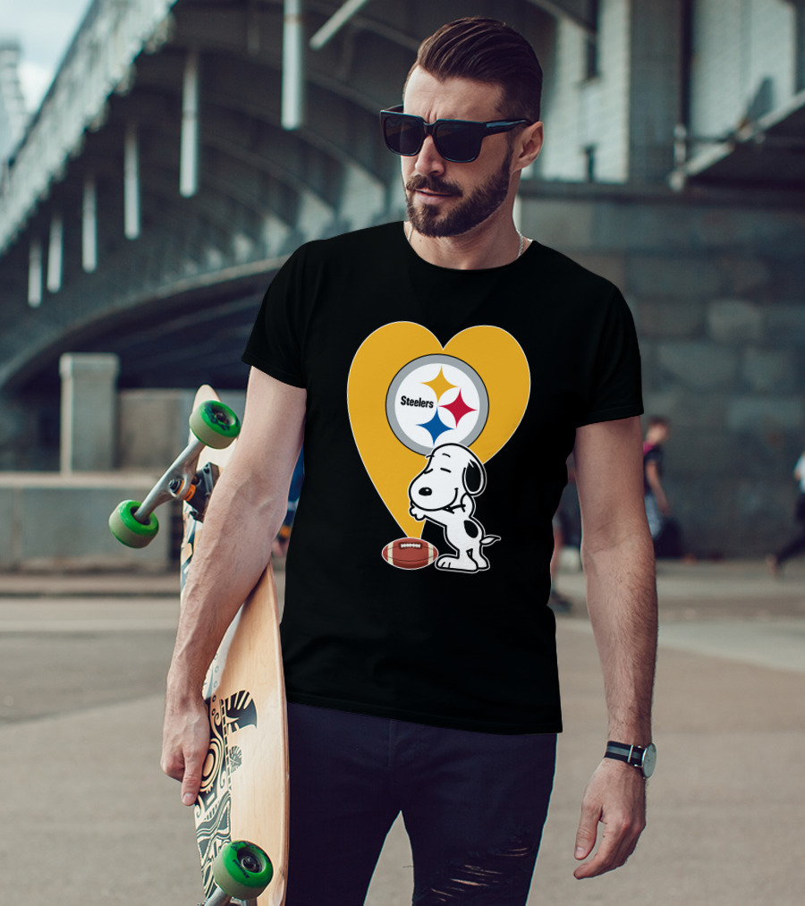 Pittsburgh Steelers Snoopy Hug Heart Football T-Shirt