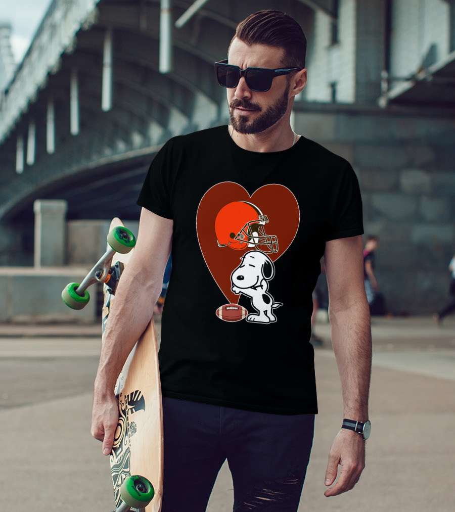 Cleveland Browns Snoopy Heart Football Helmet Hug T-Shirt