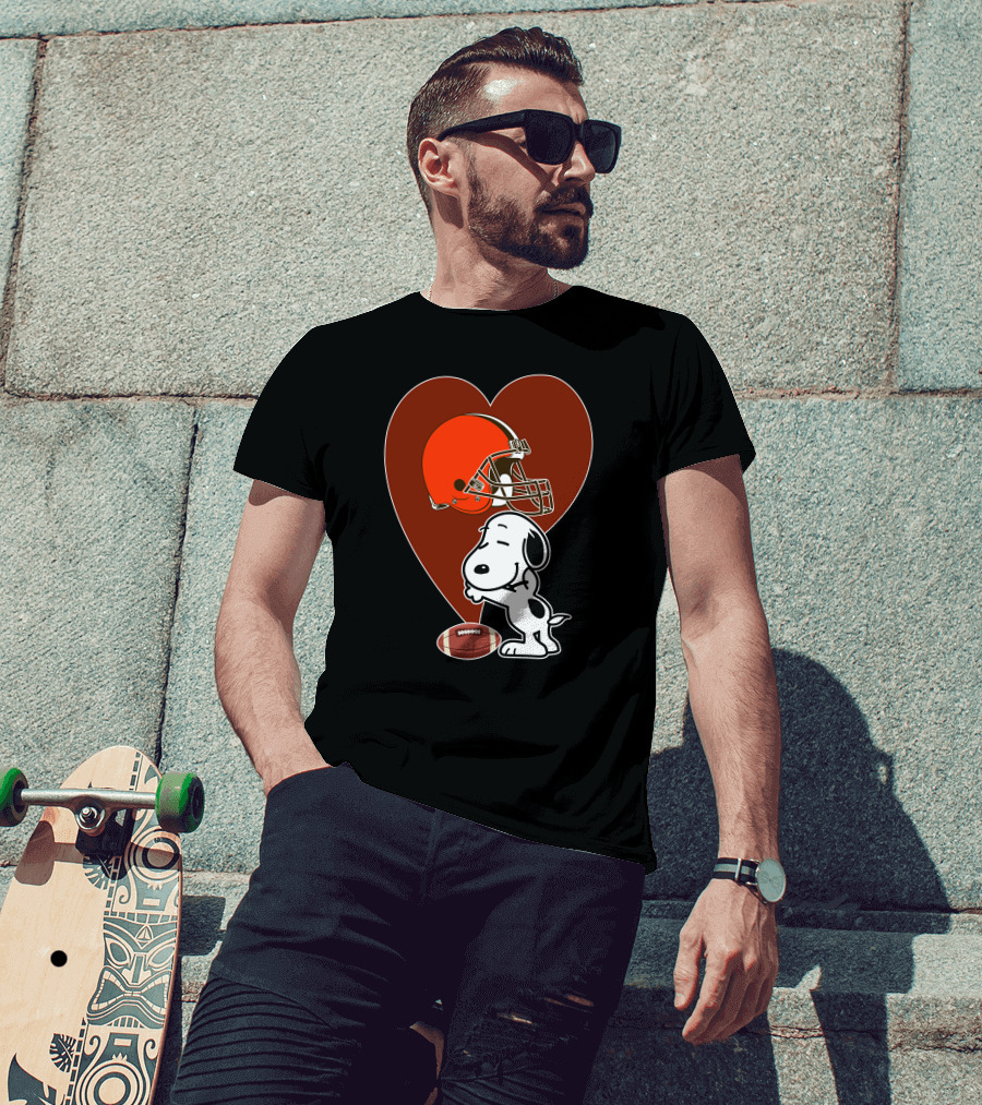 Cleveland Browns Snoopy Heart Football Helmet Hug T-Shirt