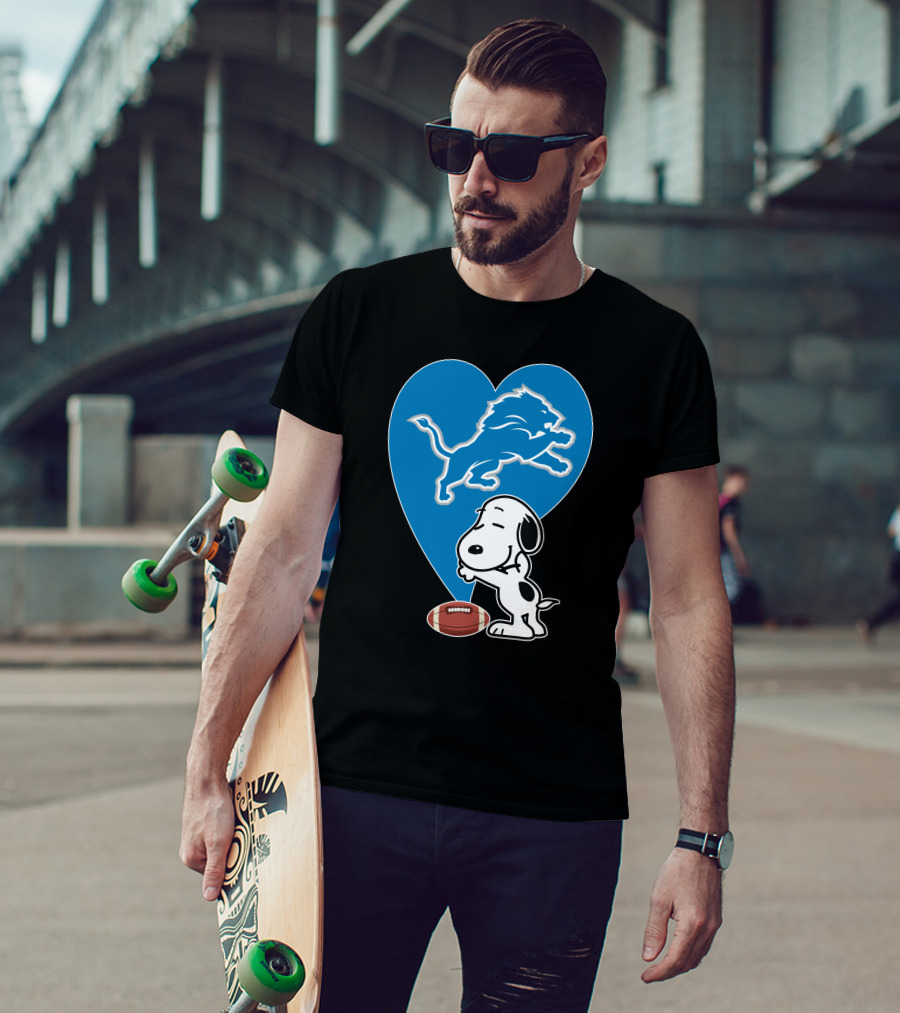Detroit Lions Snoopy Heart Balloon Football Hug T-Shirt