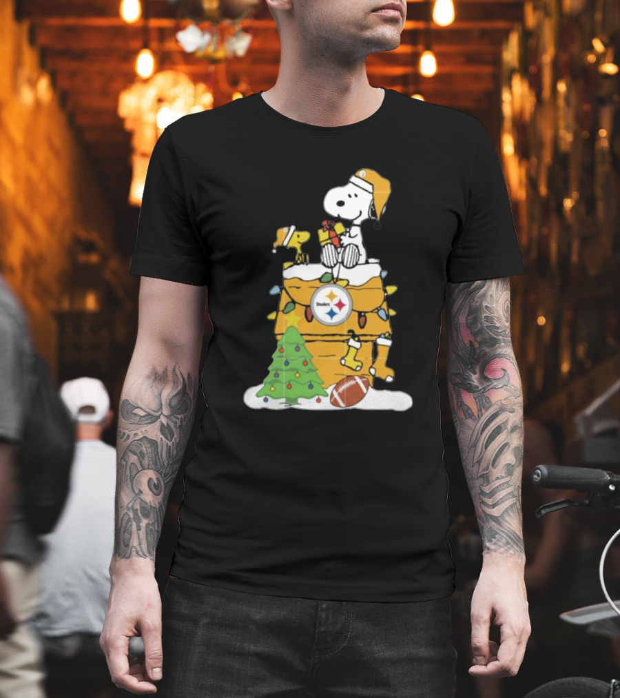 Snoopy And Pittsburgh Steelers Christmas Chimney Scene With Woodstock And Holiday Decorations T-Shirt