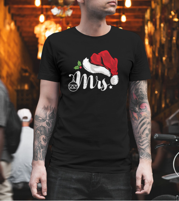 Mrs Santa Hat Holly Christmas T-Shirt Mrs Santa Hat Holly Christmas T-Shirt