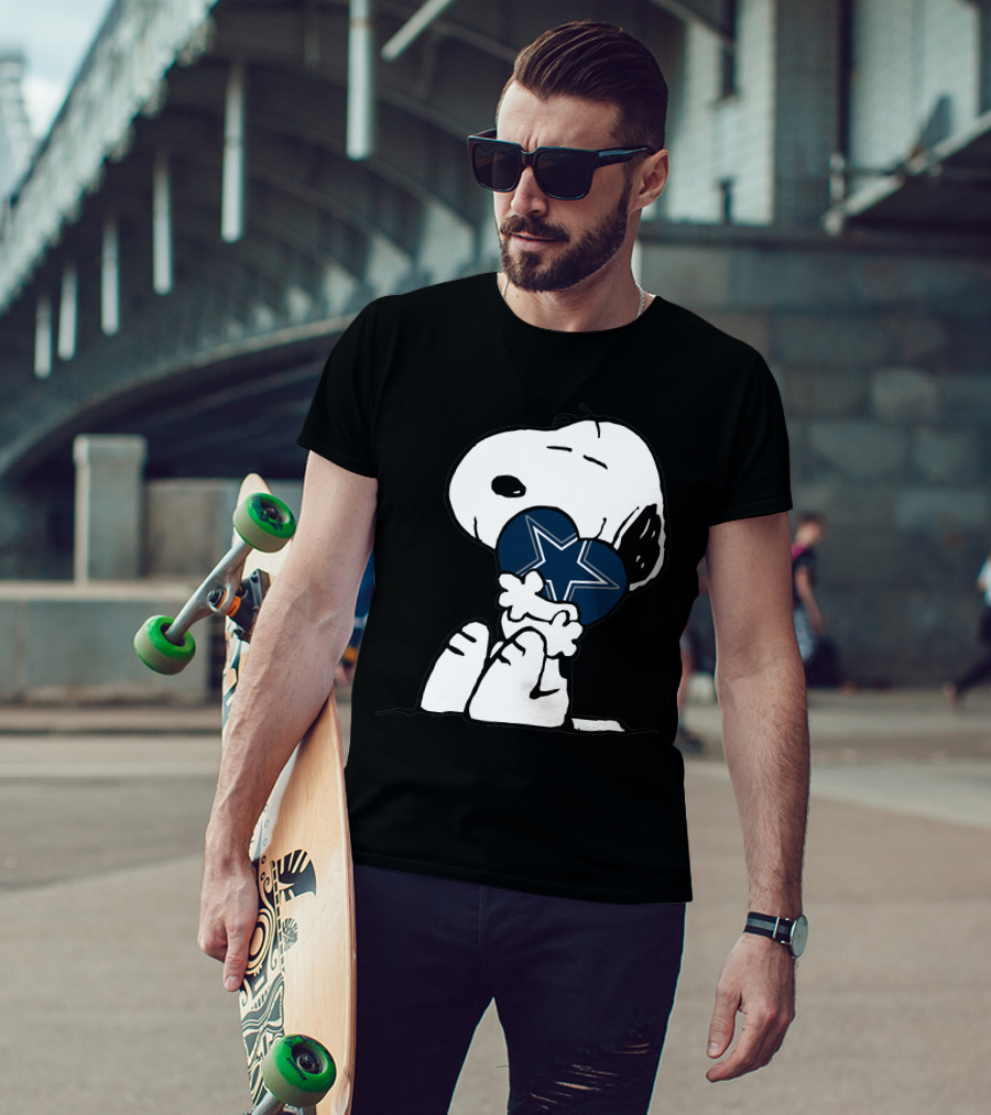 Snoopy Holding Dallas Cowboys Heart T-Shirt
