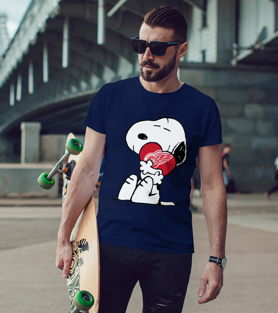 Detroit Redwings Snoopy Hugging Heart T-Shirt