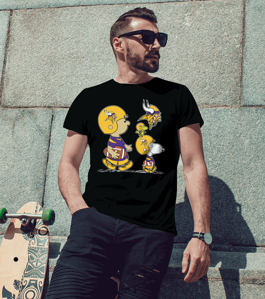 Christmas Peanuts Cute Football Vikings Charlie Brown Snoopy Woodstock T-Shirt