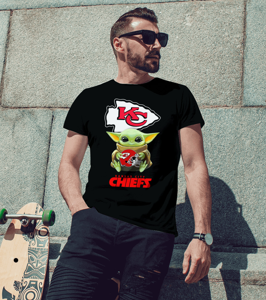 Kansas City Chiefs Baby Yoda Holding Chiefs Helmet Star Wars T-Shirt