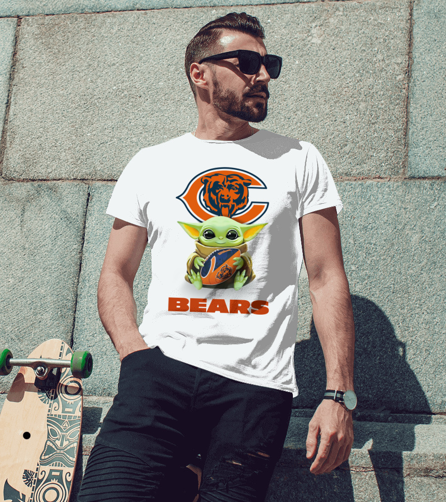 Baby Yoda Hug Chicago Bears Football Bears T-Shirt