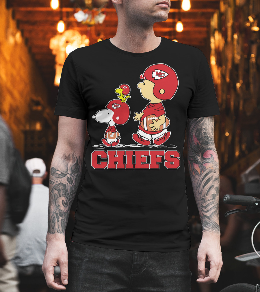 Snoopy Woodstock And Peanuts Characters With Kansas City Chiefs Football Helmets Chiefs Fans T-Shirt