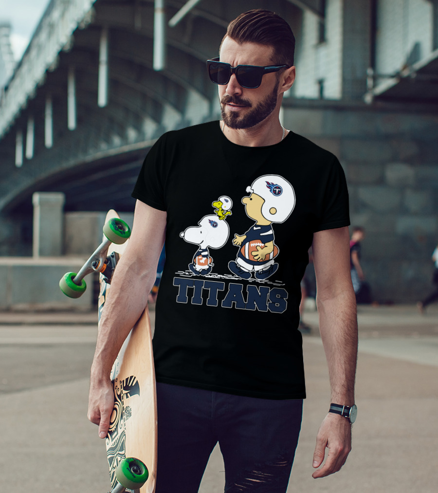 Snoopy And Woodstock With Tennessee Titans Helmets And Footballs T-Shirt
