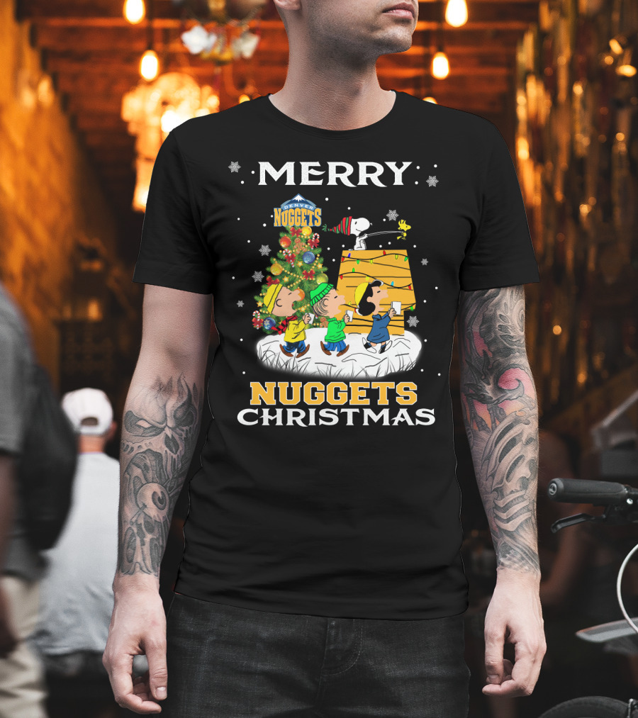 Merry Denver Nuggets Christmas Peanuts Characters And Snoopy Decorate Tree T-Shirt