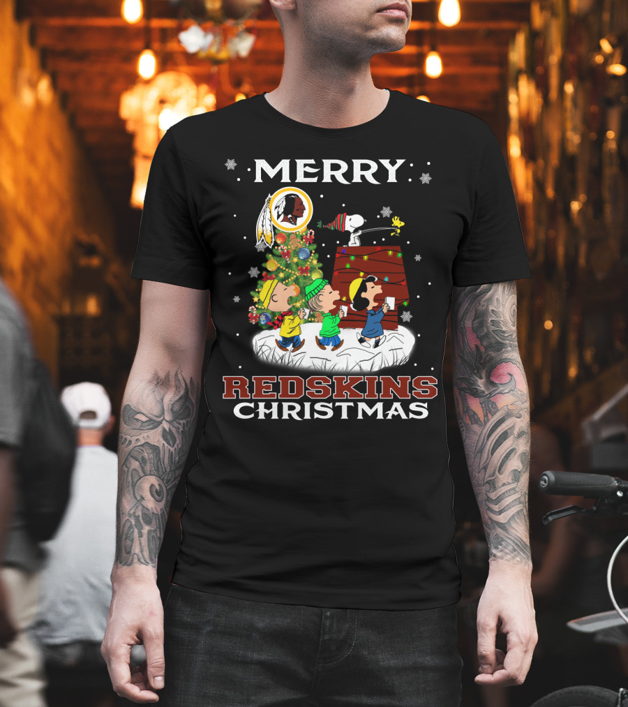 Merry Redskins Christmas Snoopy Peanuts Holiday Celebration T-Shirt