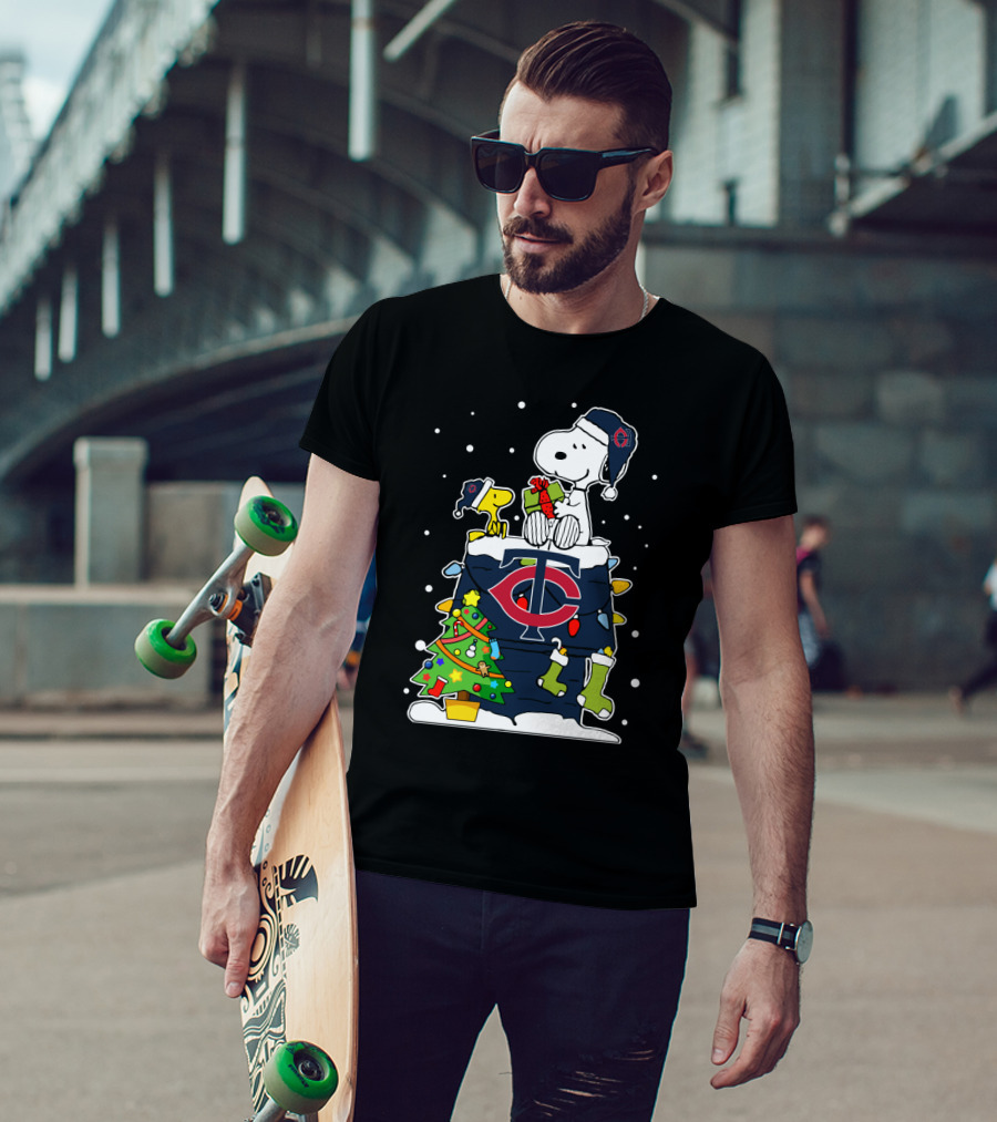 Minnesota Twins Snoopy Christmas Peanuts Fans T-Shirt