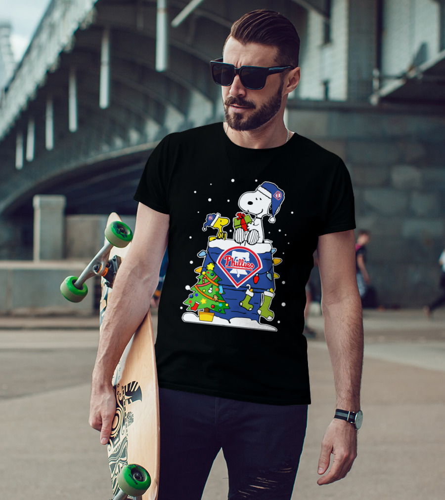 Snoopy And Woodstock With Philadelphia Phillies Christmas Present T-Shirt