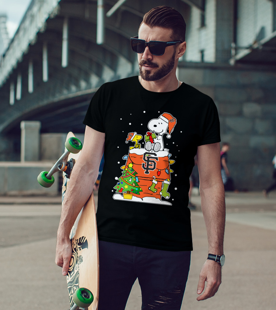 San Francisco Giants Snoopy Christmas Santa Hat With Woodstock And Presents T-Shirt