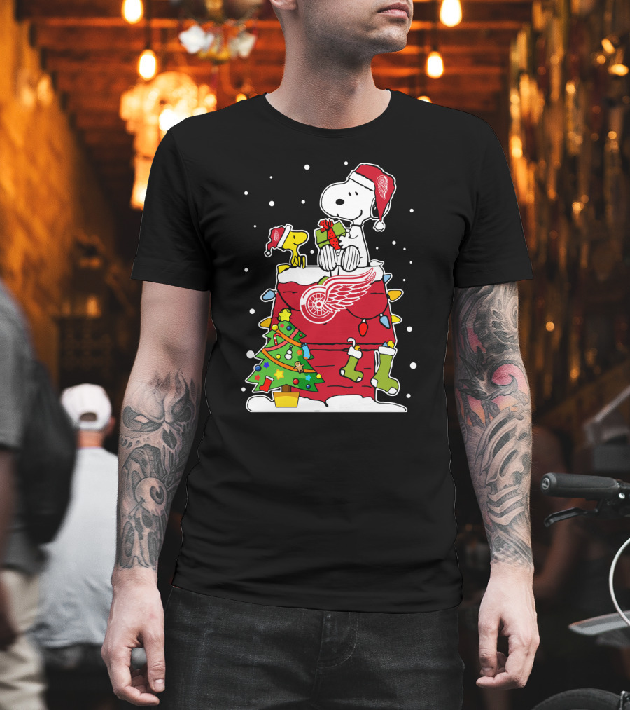 Detroit Red Wings Snoopy and Woodstock Christmas Scene T-Shirt
